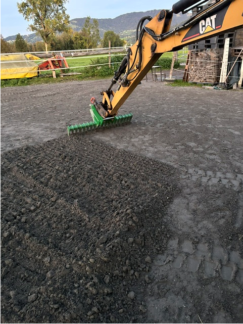 Cat Bagger mit Baggerrechen