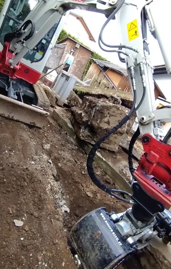 TB225 mit DMS Greifer im Einsatz