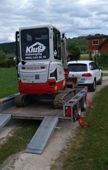 Bagger auf Anhänger